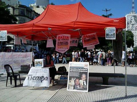 era el mediodia y pasaba poca gente